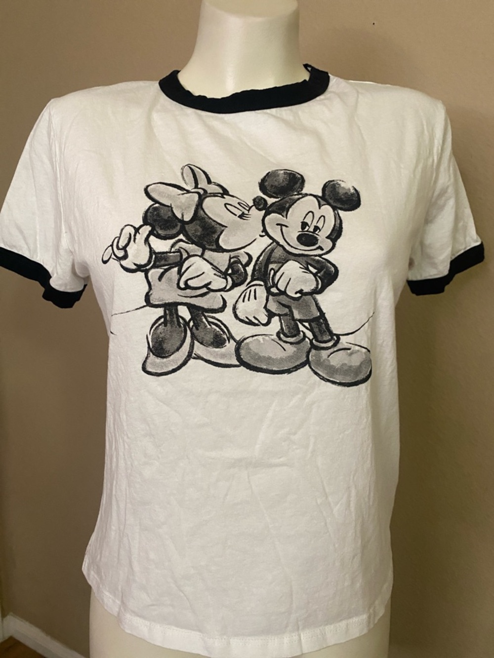 Zara kissing mickey and Minnie Mouse monotone graphic Disney ringer Tee 🖤🐭